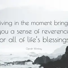 Frases de vivir el momento: "Vivir el momento te da reverencia por las bendiciones de la vida." Oprah Winfrey. Paisaje de montañas y mar.
