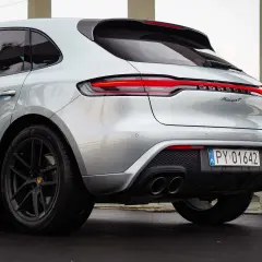 Srebrny Porsche Macan T z podwójnymi końcówkami wydechu. Zastanawiasz się nad jego **porsche macan spalanie**?