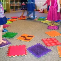 Mata sensoryczna DIY: Rozwiń zmysły dziecka. Poradnik krok po kroku