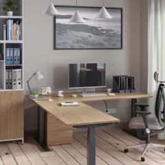 Schreibtisch Ideen wenig Platz: L-förmiger Schreibtisch mit integriertem Aktenschrank und Regal, ideal für kleine Räume.