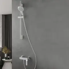 Mitigeur de douche moderne avec douchette réglable en hauteur. Un design épuré pour une salle de bain contemporaine.