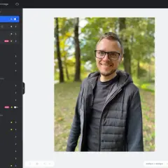Program do obróbki zdjęć na komputer Fotor pozwala na łatwe ulepszanie portretów, jak ten mężczyzny w okularach na tle jesiennego parku.
