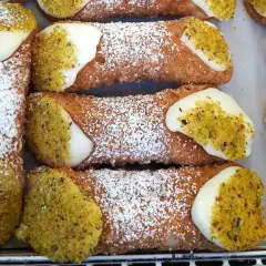Pyszne, chrupiące rurki z kremem i pistacjami. Idealny dobry przepis na ciasto na rurki, posypane cukrem pudrem.