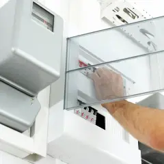 Jak zabudować skrzynkę elektryczną, aby uniknąć nieestetycznego wyglądu?