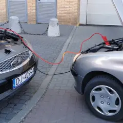 Dwa samochody połączone kablami rozruchowymi. Czy masa to plus czy minus w tej sytuacji? Pomoc w potrzebie.