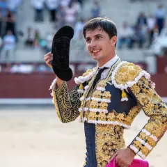 Fco José Espada, torero con traje de luces dorado y azul, saluda al público en la plaza.