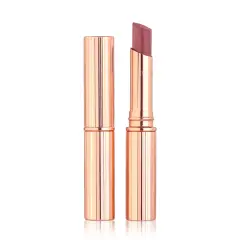 Rossetto color carne in elegante astuccio dorato. Un tono universale che valorizza ogni carnagione, per un look naturale e sofisticato.