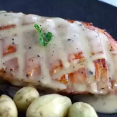 Grillowana pierś kaczki w kremowym sosie, idealna do podania z ziemniaczkami. Dowiedz się, jak zrobić sos z tłuszczu kaczki.