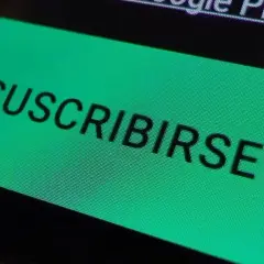 Zielony przycisk "SUSCRIBIRSE" na ekranie, zachęcający do subskrypcji aplikacji do oglądania filmów.