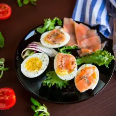 Jajka na twardo z łososiem i sałatą – idealny przykład na dietę niskowęglowodanową. Smaczny i zdrowy posiłek.