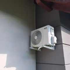 Zastanawiasz się, jaka klimatyzacja do domu będzie najlepsza? Zobacz, jak wygląda jednostka zewnętrzna klimatyzatora AUX DC INVERTER zamontowana na ścianie budynku.