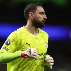 Bramkarz Gigi Donnarumma w żółtej koszulce z logo Manchesteru City i Premier League.