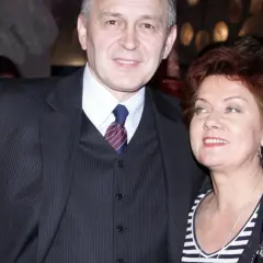 Jacek Sas Uhrynowski w garniturze i kobieta w pasiastym topie.