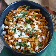 Pyszny makaron z sosem pomidorowym i mozzarellą, posypany bazylią. Idealny obiad na szybko.