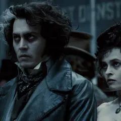 Johnny Depp som Sweeney Todd i en av hans mest ikoniska filmer. Han står bredvid Mrs. Lovett, spelad av Helena Bonham Carter.