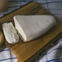 Świeży twaróg, kromki chleba i jajko na desce. Zastanawiasz się, czy twaróg można mrozić? Tak, można!