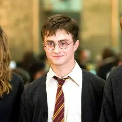 Harry Potter, w okularach, z przyjaciółmi Hermioną i Ronem, wygląda na nastolatka. Ile lat ma Harry Potter? To pytanie nurtuje fanów!