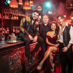Anton Ewald och vänner i en stämningsfull bar, kanske en hyllning till Moulin Rouge.