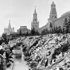 Trauernde auf dem Roten Platz in Moskau, Kränze vor dem Lenin-Mausoleum. Die Todesursache von Nikita Chruschtschow ist hier nicht ersichtlich.