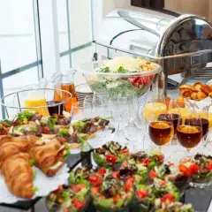 Pyszne śniadanie w formie bufetu, idealne na tygodniowe wczasy nad morzem z wyżywieniem. Croissanty, sałatki, owoce i napoje czekają.