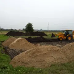 Podniesienie terenu działki: 20 czy 30 cm? Prawo, koszty i sąsiedzi.