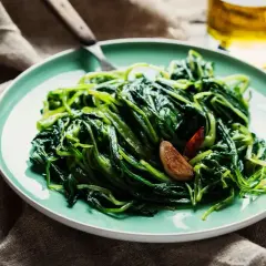 Piatto di cicoria ripassata con aglio e peperoncino, un contorno saporito e salutare.