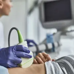 Lekarz wykonuje USG brzucha. Przed badaniem warto zastosować dietę lekkostrawną. Przepisy znajdziesz w internecie.