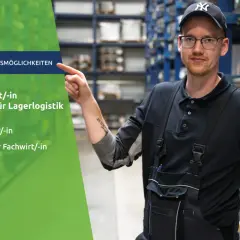 Ein Mann in Arbeitskleidung zeigt auf Weiterbildungsmöglichkeiten wie Fachlagerist/-in, Lagermeister/-in und Technische/-r Fachwirt/-in.