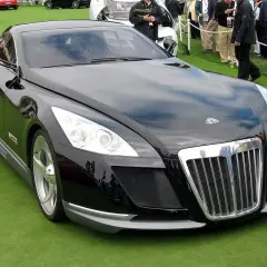 Czarny Maybach Exelero, najdroższe auto na świecie, prezentuje się na zielonej trawie.