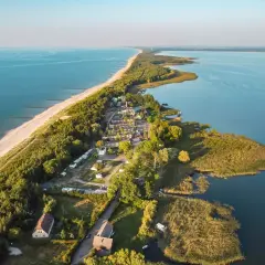 Gdzie leżą Dąbki nad morzem? Odkryj ich bliskość do atrakcji