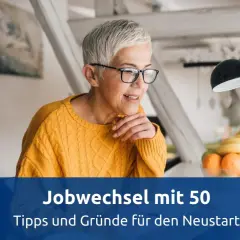 Frau mit Brille und gelbem Pullover am Laptop, bereit für einen beruflichen Neuanfang. Tipps für den Jobwechsel mit 50.