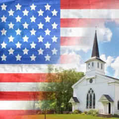 Amerikanische Flagge über einer weißen Kirche, die die Präsenz von Katholiken in den USA symbolisiert.