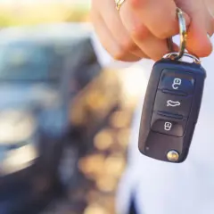 Kluczyk samochodowy z przyciskami, w tym do otwierania i zamykania drzwi. Czy to immobilizer? Tak, to część systemu zabezpieczającego auto.