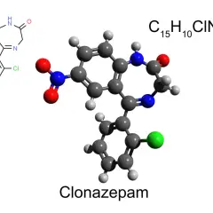 Model cząsteczki klonazepamu z jego wzorem chemicznym.
