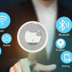 Un dedo toca un chip NFC que muestra iconos de Wifi, Bluetooth, juegos, redes sociales, posición, billetera y configuración.