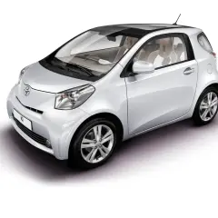 Biały samochód Toyota iQ z czarnym dachem i jasnym wnętrzem, widok z przodu i z boku.