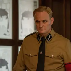 L'uomo dal cuore di ferro, con la sua uniforme e lo sguardo severo, mostra il suo destino.