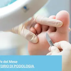 Mani guantate eseguono un trattamento podologico. Scopri il costo della visita podologo per la cura dei tuoi piedi.