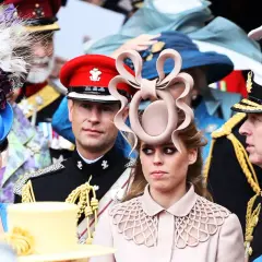 Królewskie wydarzenie, gdzie królewskie damy noszą ekstrawaganckie nakrycia głowy. Co to jest fascynator? To ozdobny dodatek, który dodaje elegancji.