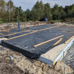 Płyta fundamentowa przygotowana do zimy. Czy płyta fundamentowa może stać przez zimę? Tak, jeśli jest odpowiednio zabezpieczona.