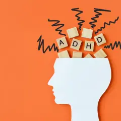 Biały profil głowy z literami "ADHD" i chaotycznymi liniami symbolizującymi myśli, odzwierciedlającymi wyzwania związane z ADHD u dorosłych.