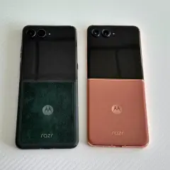 Dwa składane telefony Motorola RAZR w kolorach czarnym i miedzianym. Producent Motorola oferuje stylowe urządzenia.