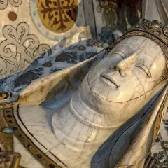 Tumba de mármol de Mariana de Austria, con detalles dorados y ornamentación heráldica.