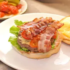Jak podgrzać hamburgera w piekarniku, aby nie stracił smaku i soczystości