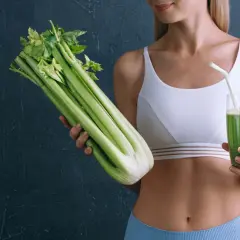 Frau hält Selleriestangen und ein Glas Selleriesaft. Selleriesaft vorher-nachher Bilder zeigen die Transformation.