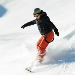 Co jest trudniejsze narty czy snowboard? Odkryj, co warto wiedzieć