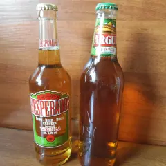 Dwie butelki piwa: Desperados z tequilą i Argus El Bravos.