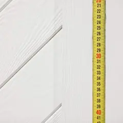 Miarka przy białej, drewnianej ścianie. Wskazuje 30 cm. Pytanie: jaki otwór pod drzwi przesuwne 80?