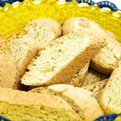 En korg fylld med gyllene skorpor, perfekta för kaffe. Ett enkelt skorpor recept som alla kan lyckas med.