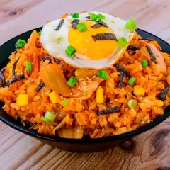Kimchi fried rice recept med stekt ägg, majs och salladslök. En läcker och färgstark rätt.